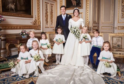RAMPETE: Savannah Phillips stjal mye av oppmerksomheten med dette bilde der hun tråkker på prinsesse Eugenies brudeslep. Foto: NTB Scanpix RAMPETE: Savannah Phillips stjal mye av oppmerksomheten med dette bilde der hun tråkker på prinsesse Eugenies brudeslep. Foto: NTB Scanpix
